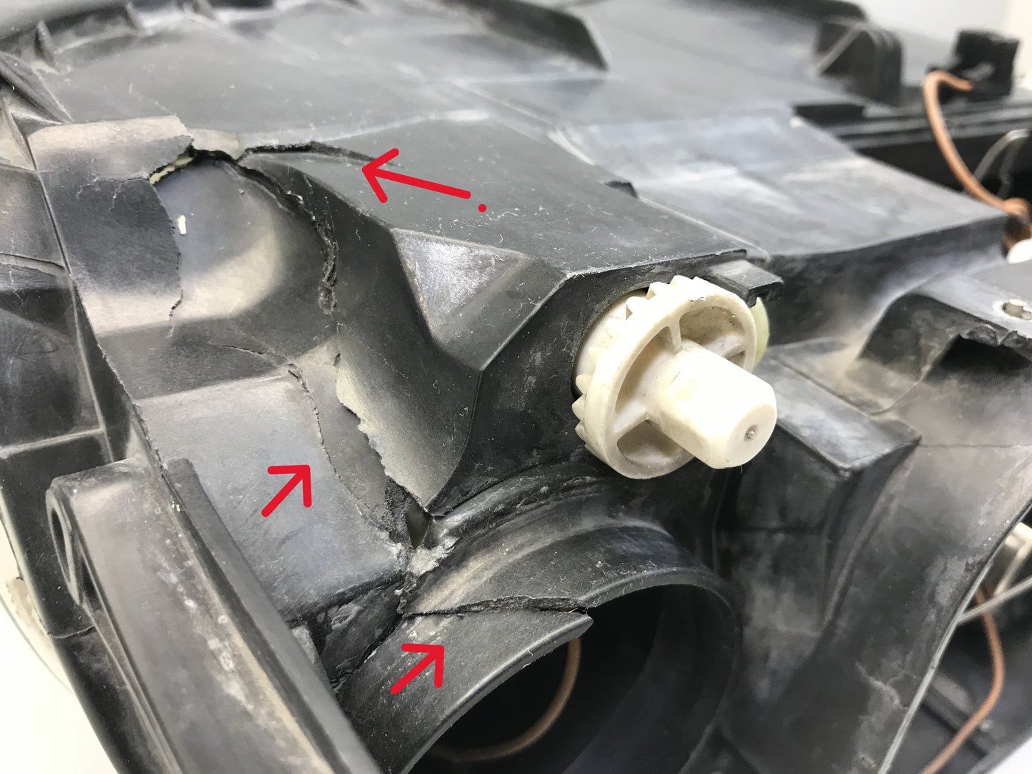 Volkswagen Touareg 2006 Headlight Front Right OEM: 7L6941016BK ( LHD ) ( with defect )