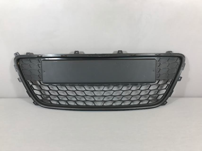 Hyundai I30 2008-2010 Front Bumper Lower Center Grille ( New ) OEM: 865612L010