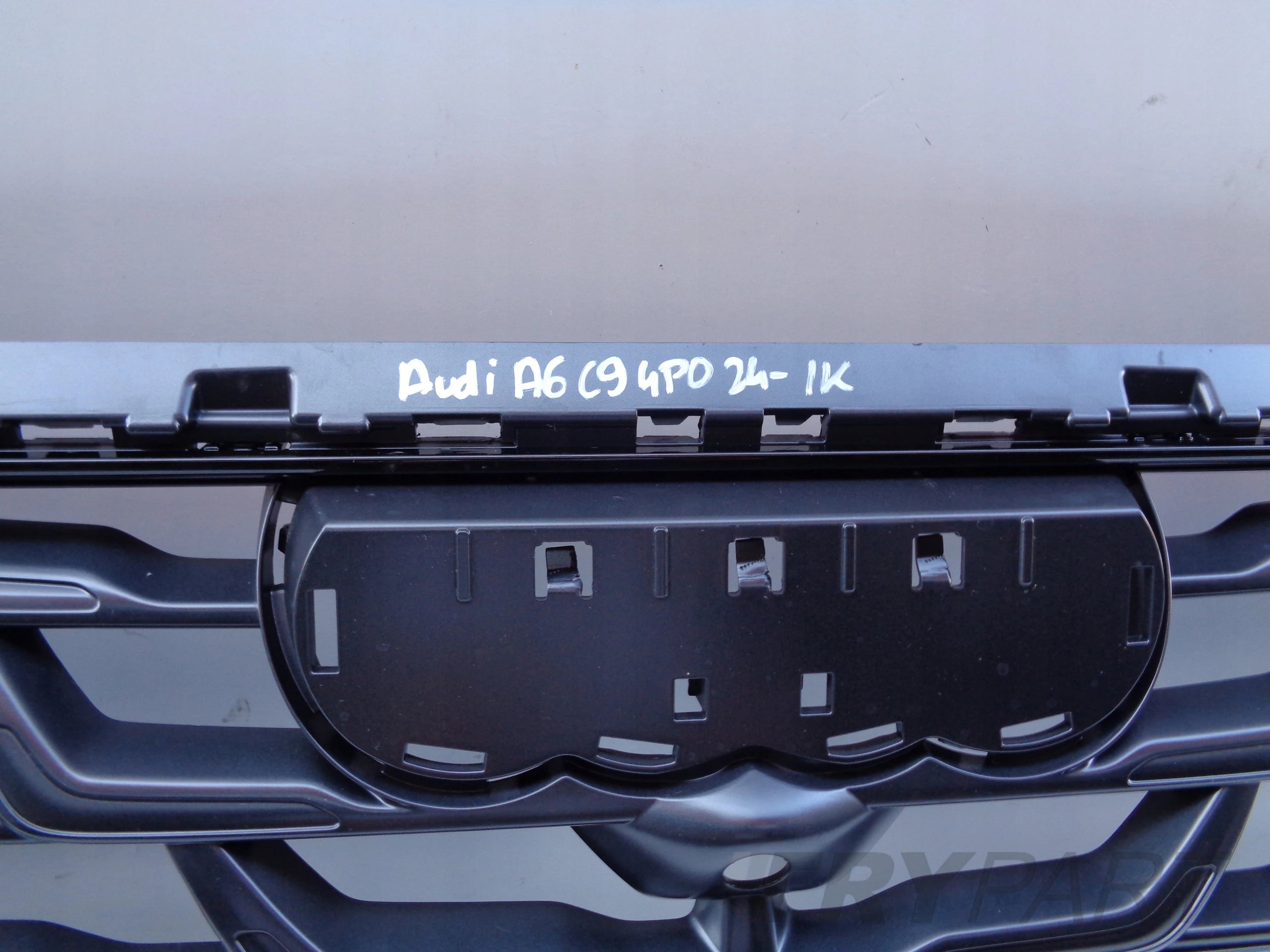 AUDI A6 C9 4P 4P0 24- Grille Cover