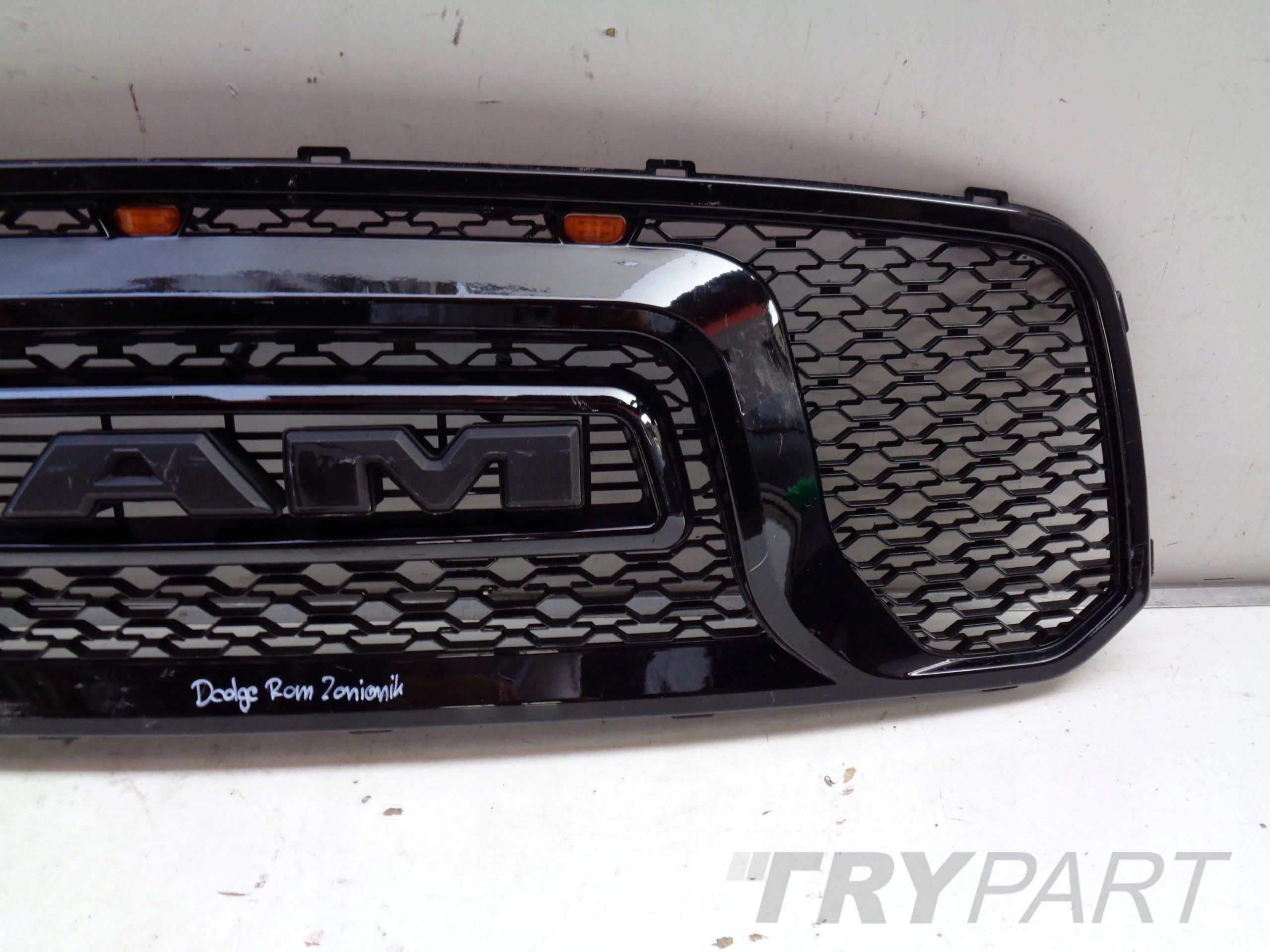 DODGE RAM 13- Grille Shell