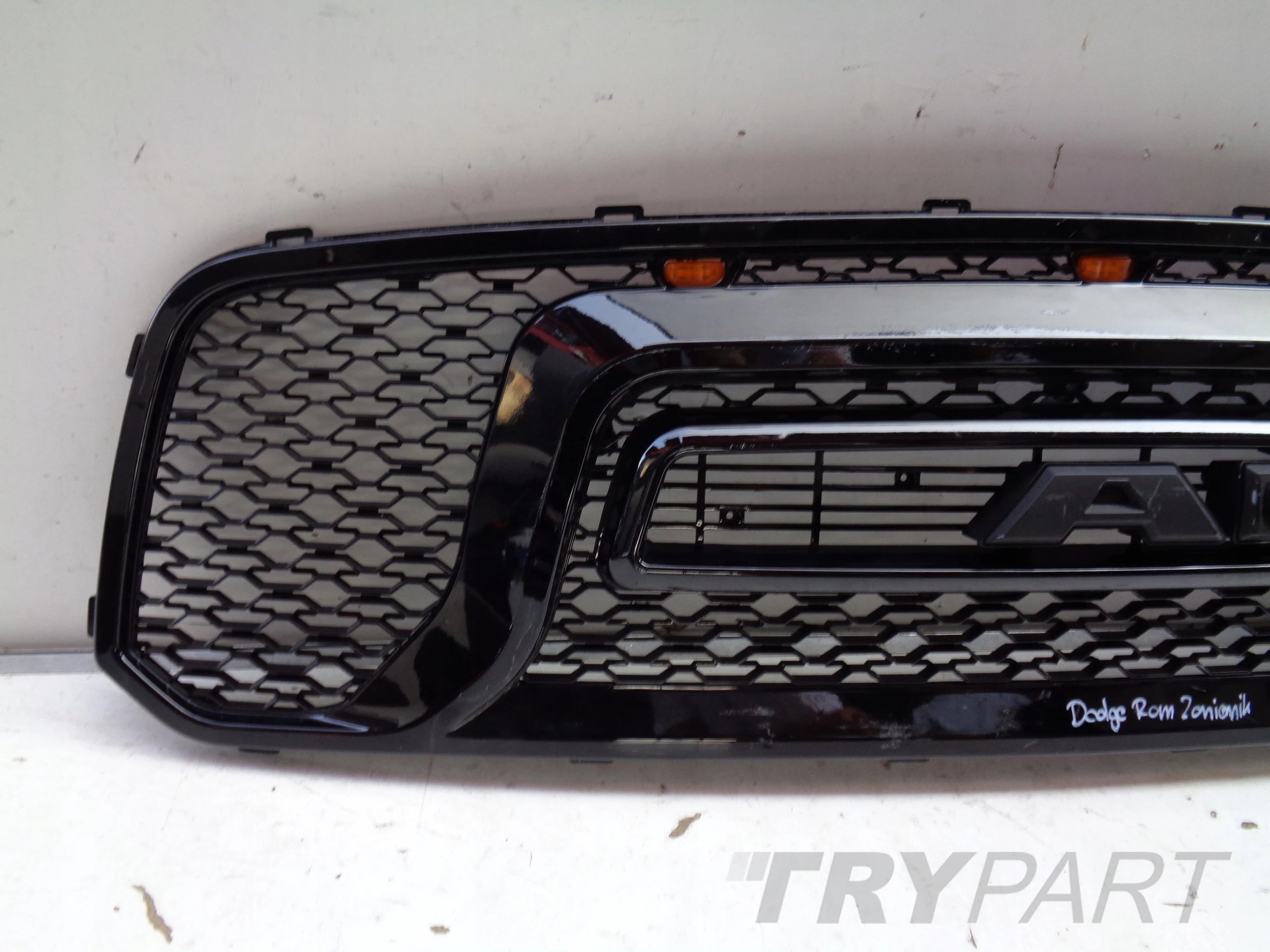 DODGE RAM 13- Grille Shell