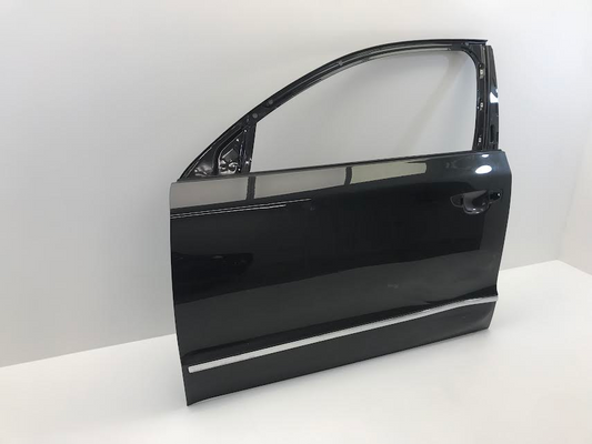 SKODA Superb  2008-2013 Front Left Door OEM: 3T0831613 ( with defect )