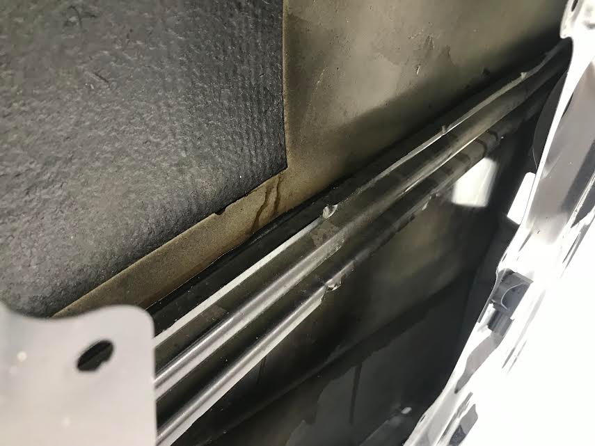 SKODA Superb  2008-2013 Front Left Door OEM: 3T0831613 ( with defect )