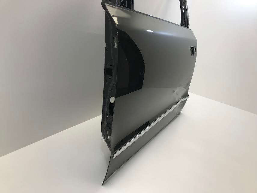 SKODA Superb  2008-2013 Front Left Door OEM: 3T0831613 ( with defect )