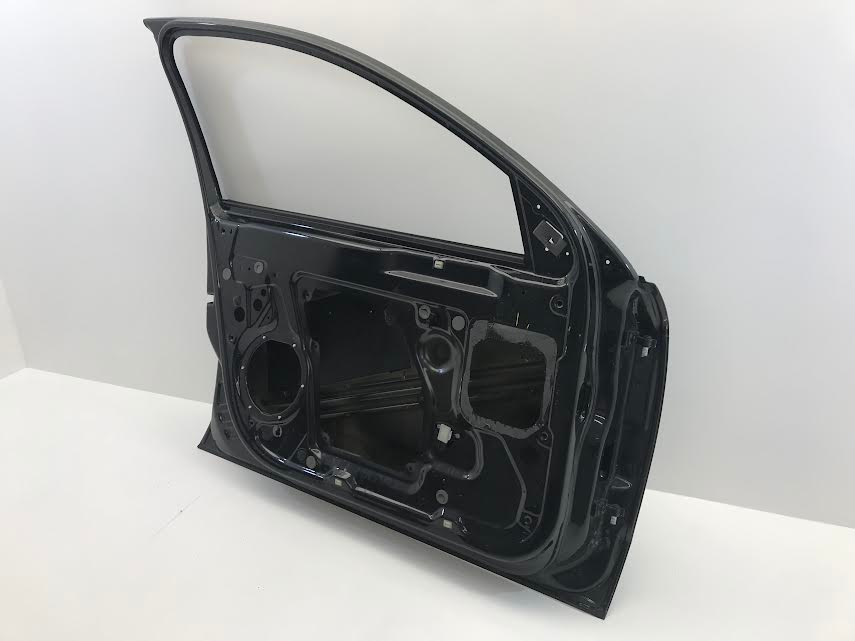 SKODA Superb  2008-2013 Front Left Door OEM: 3T0831613 ( with defect )