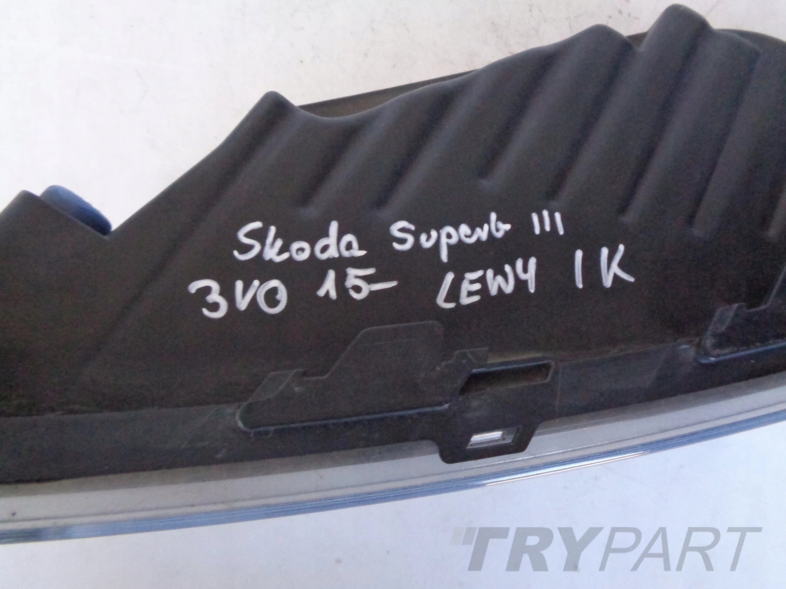 LEFT FOG LIGHT SKODA SUPERB III 3V 3V0 15-