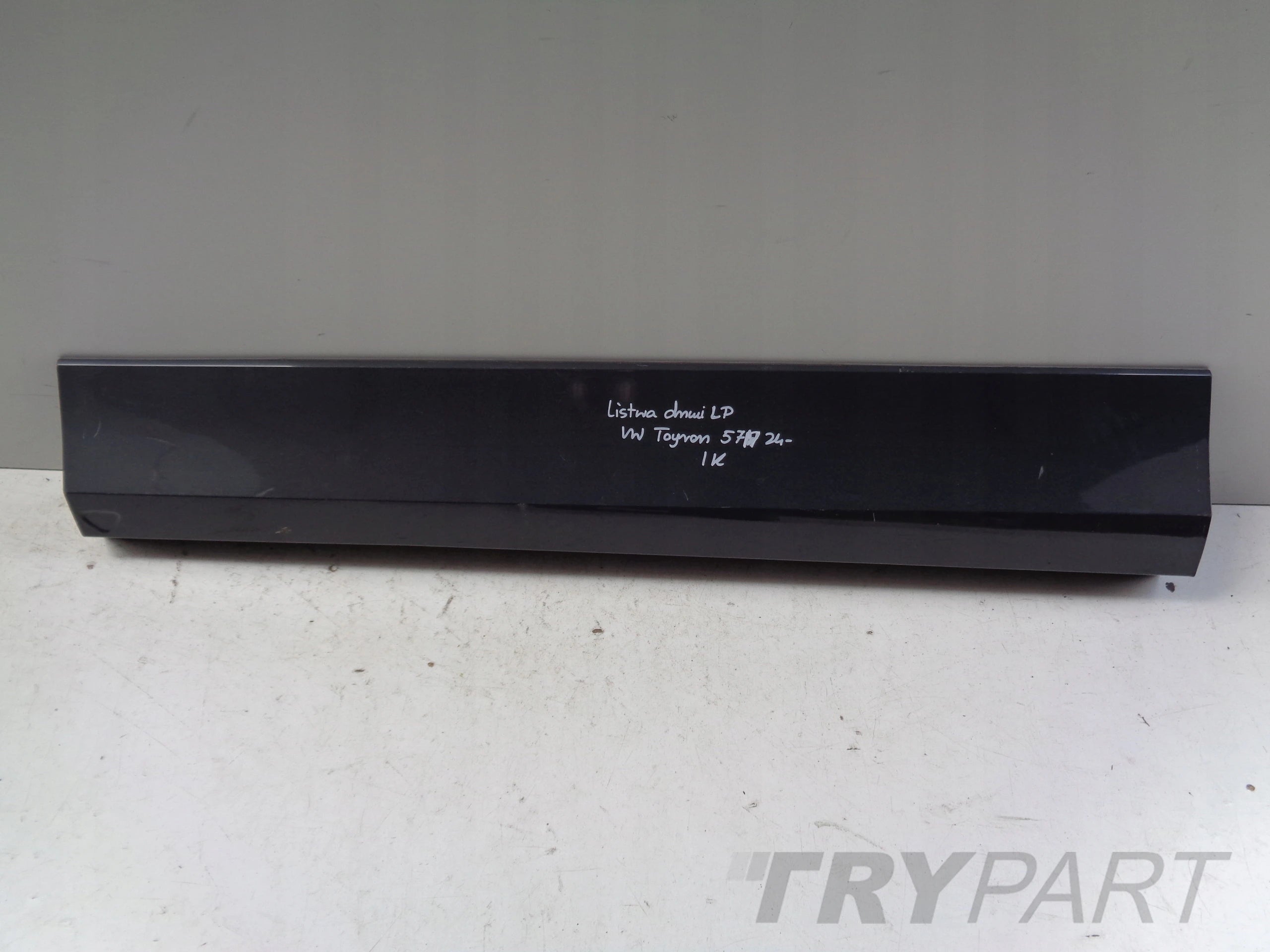 LEFT FRONT DOOR MOLDING VW TAYRON 57N 24-