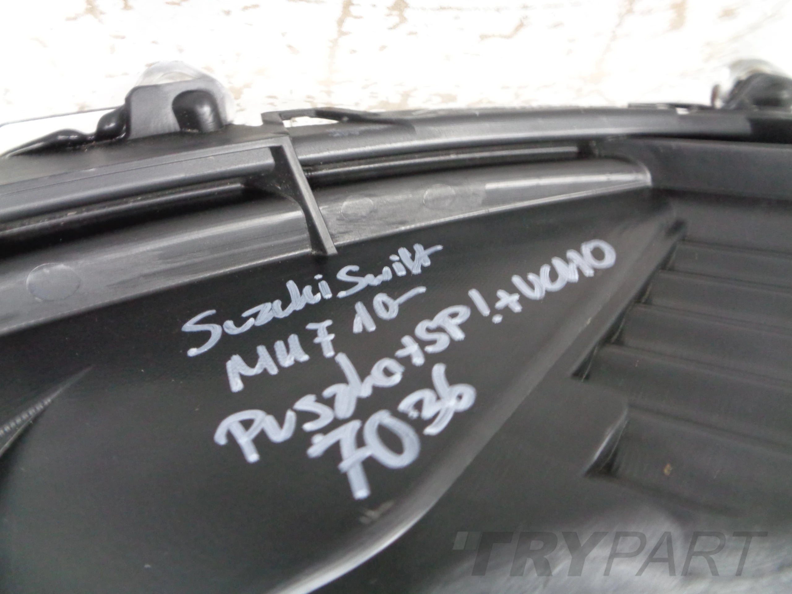 LEFT HEADLIGHT LAMP SUZUKI SWIFT MK7 10-