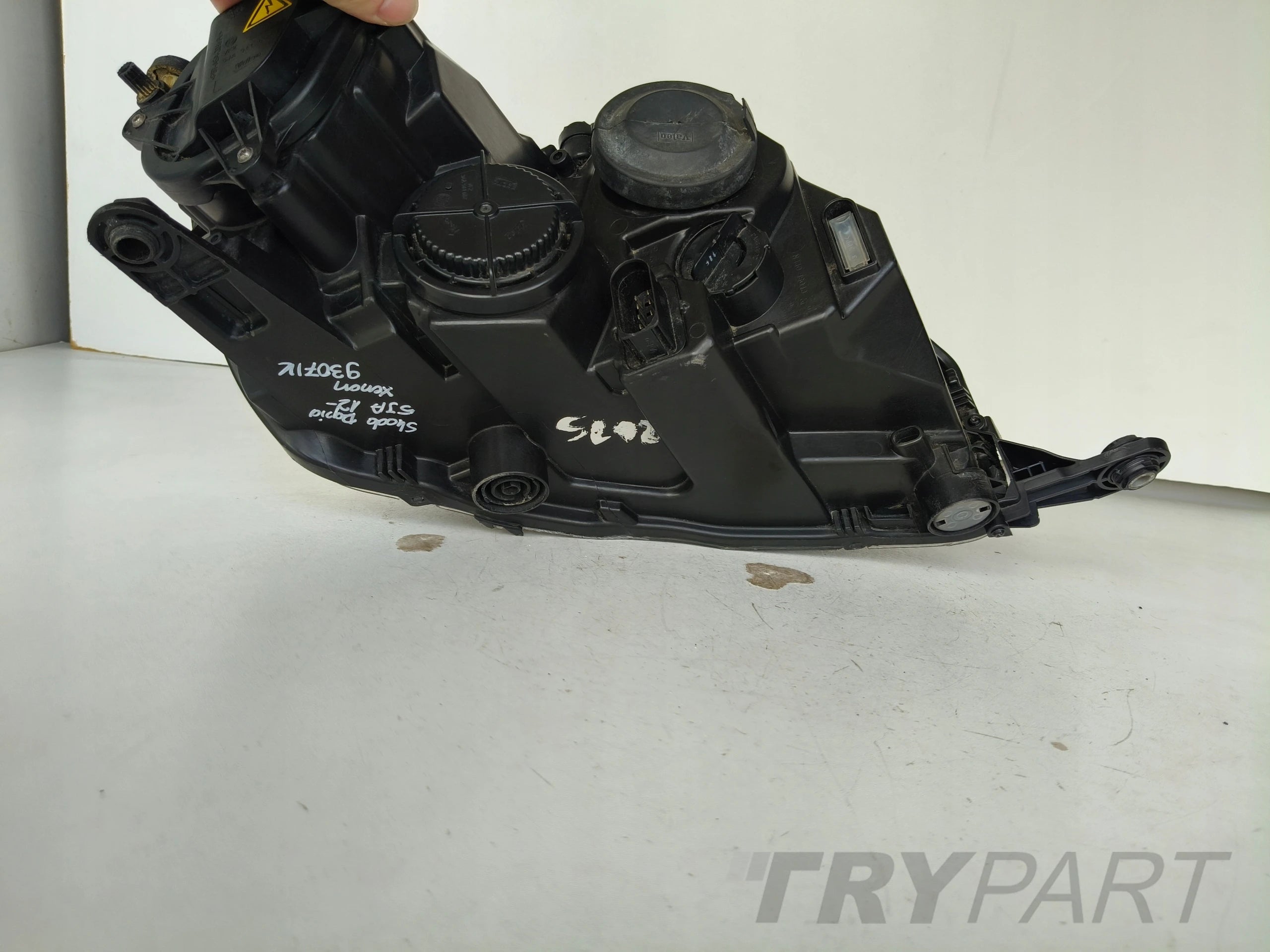 LEFT HEADLIGHT SKODA RAPID 5JA 12- XENON