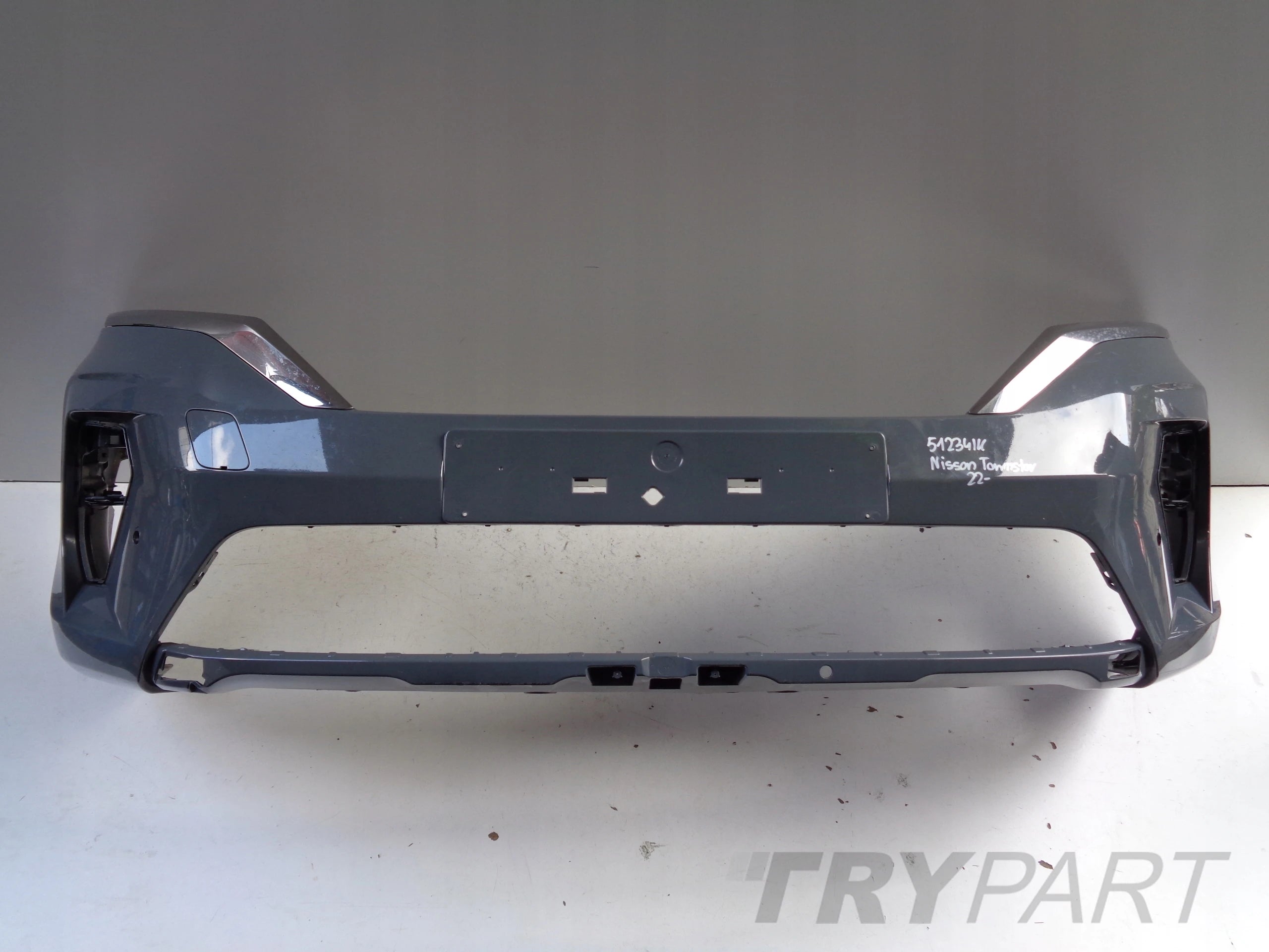 NISSAN TOWNSTAR 22- FRONT BUMPER NO. 51234 + CHROME TRIMS