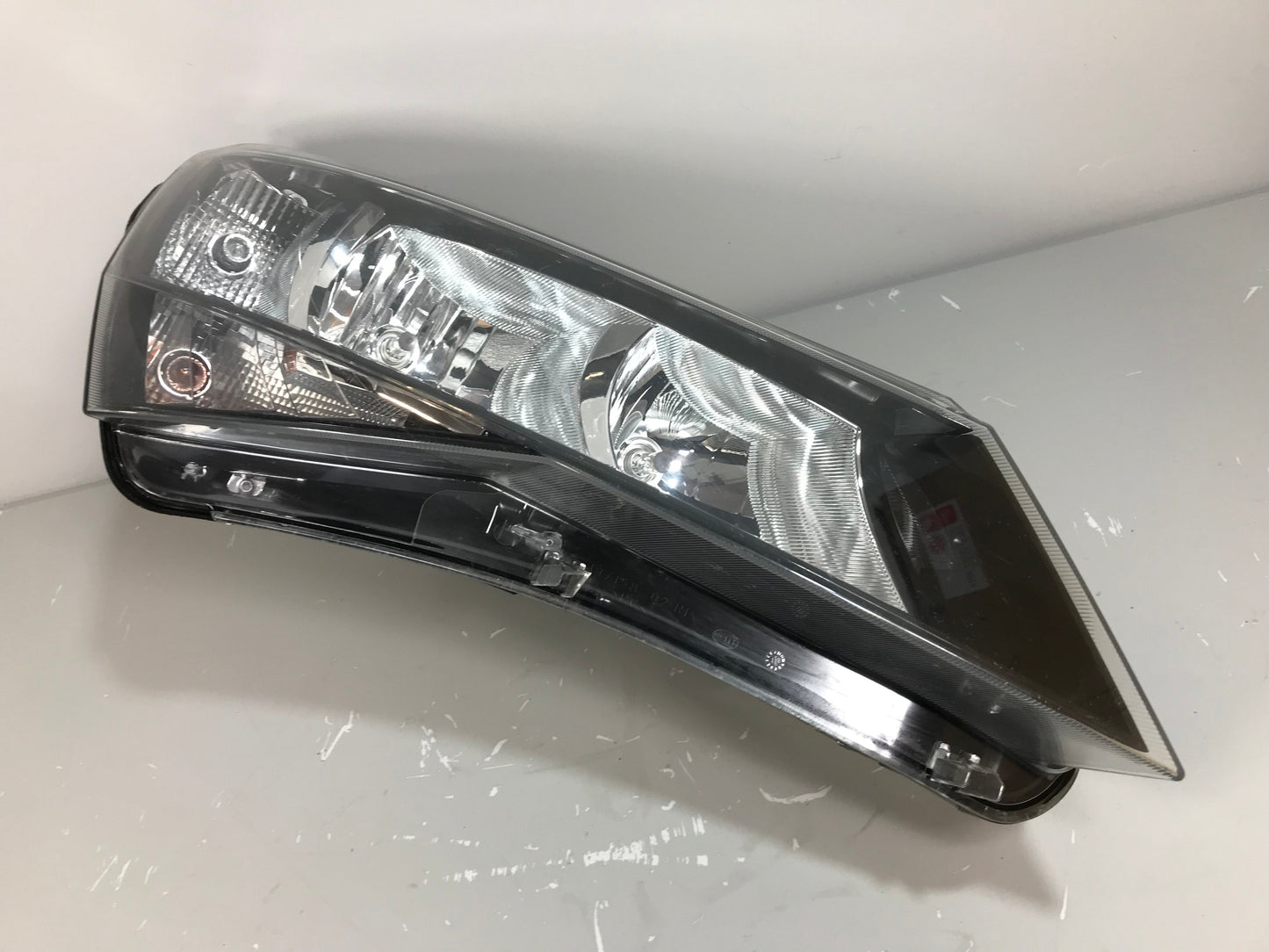 Skoda Superb  B8 3V 2015-2019 Headlight Right Side Front Used LHD ( with defect ) OEM: 3V1941016,  1EJ01193902