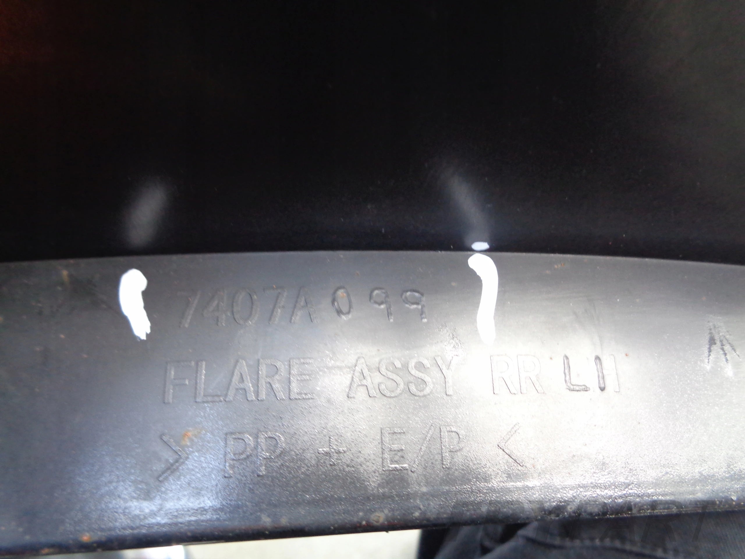 REAR LEFT FENDER MOLDING MITSUBISHI PAJERO IV 07-