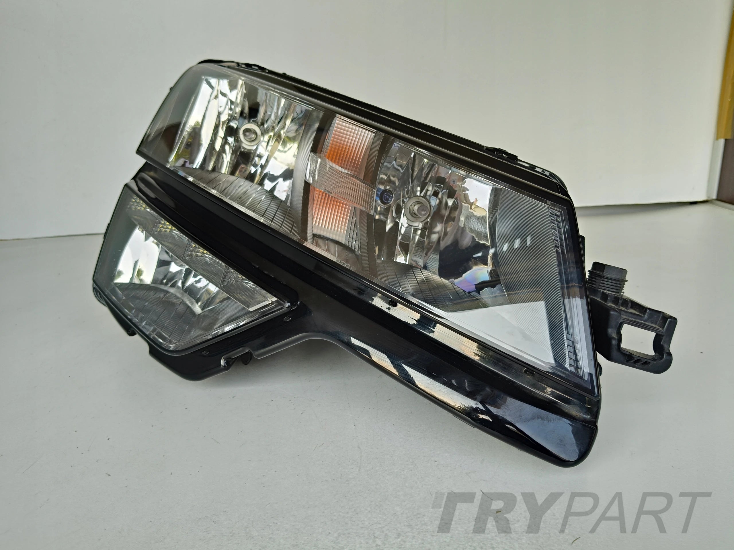 RIGHT HEADLIGHT LAMP SKODA KAROQ 57A 17- LED