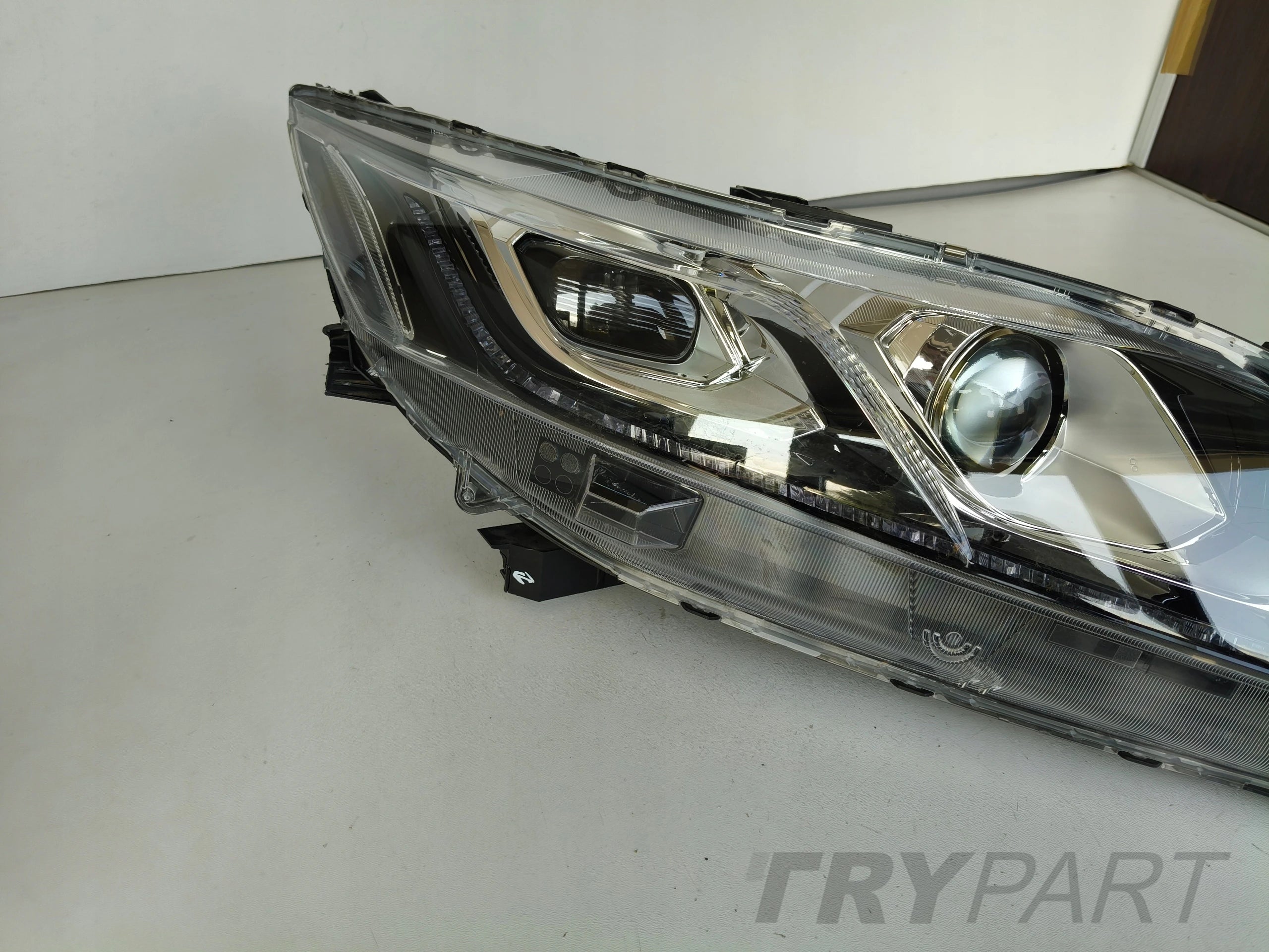RIGHT HEADLIGHT MITSUBISHI ECLIPSE CROSS 17- LED