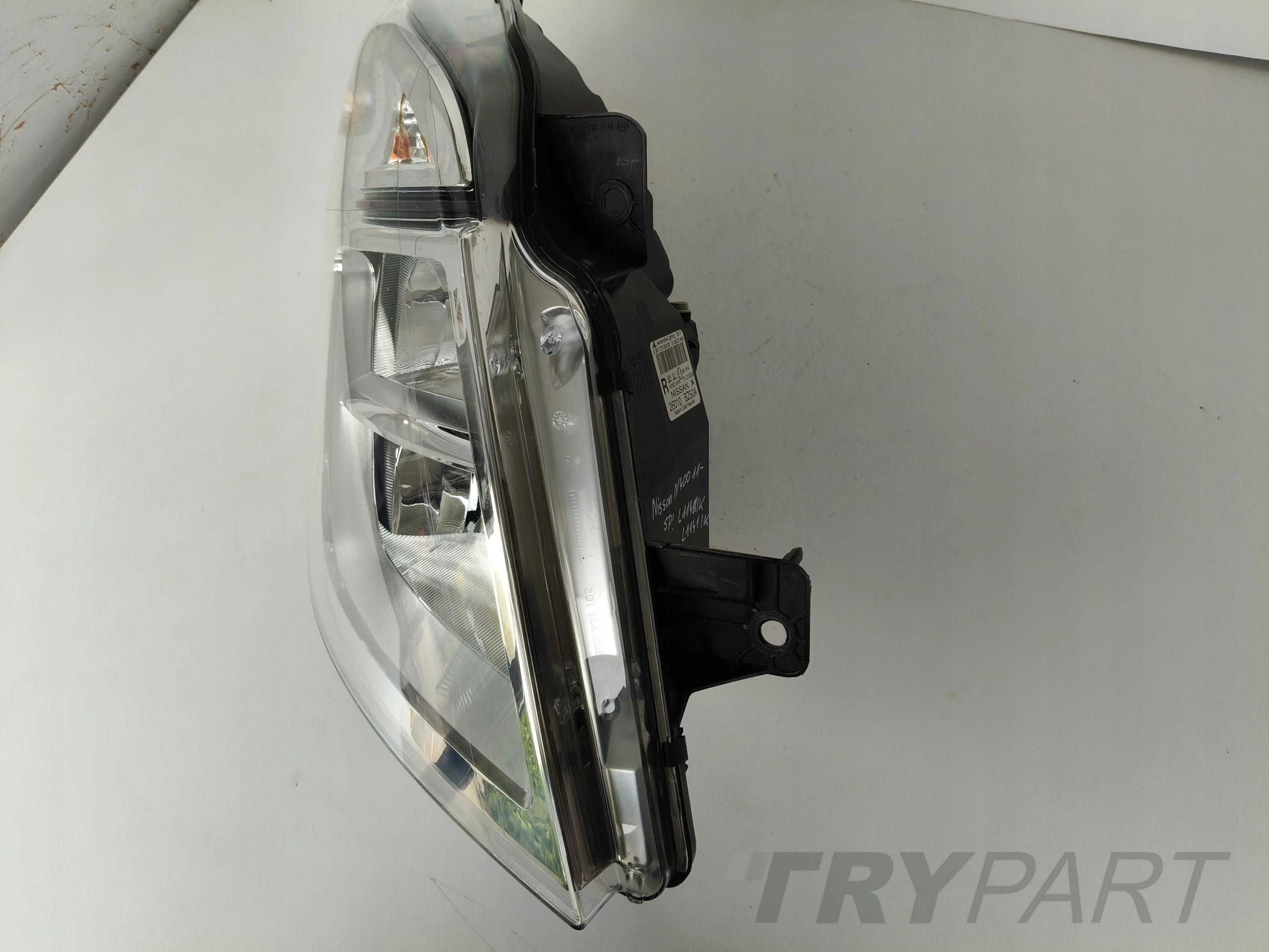 RIGHT HEADLIGHT NISSAN NV400 11-