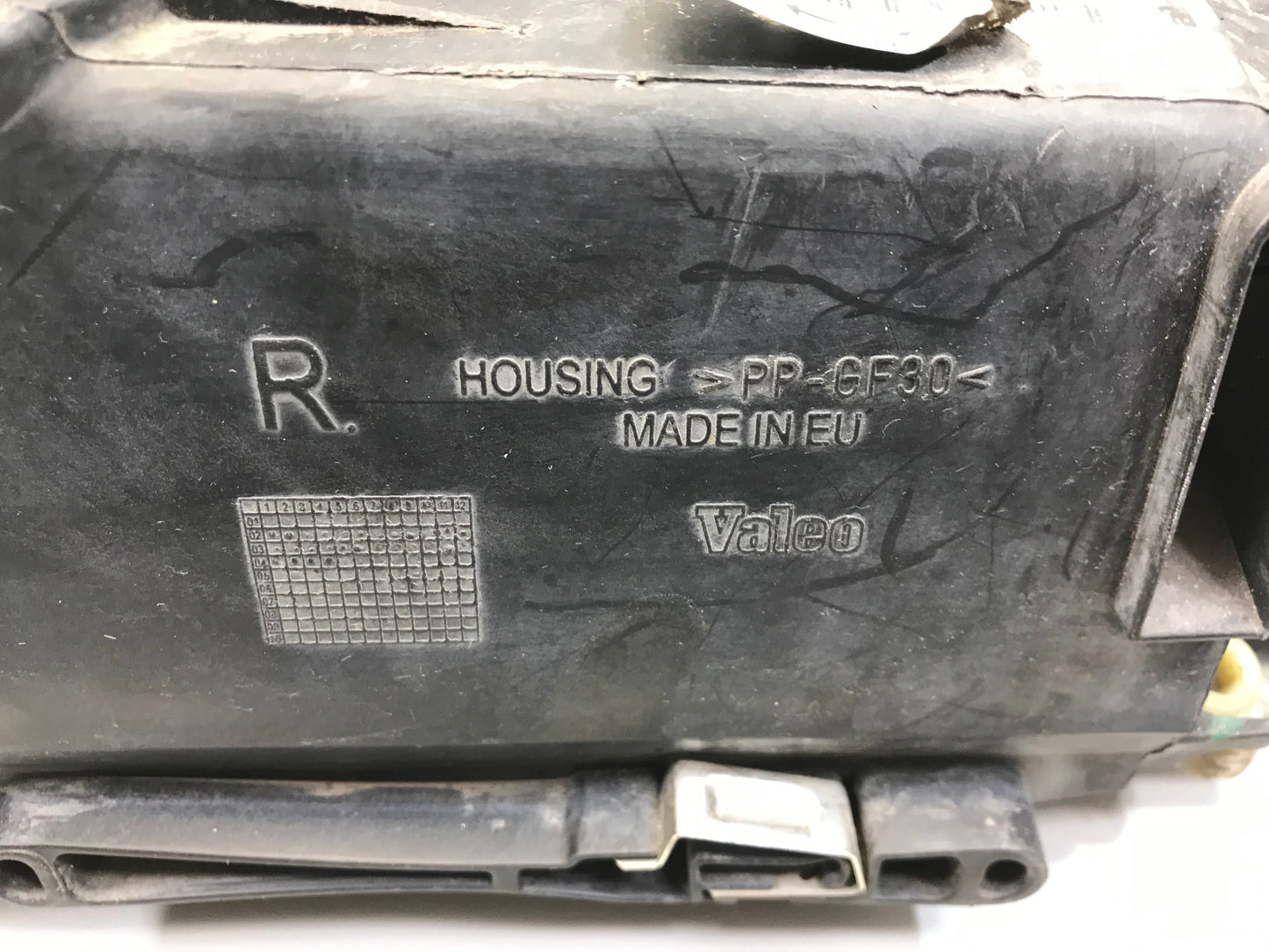 Volkswagen Touareg 2006 Headlight Front Right OEM: 7L6941016BK ( LHD )   ( with defect )