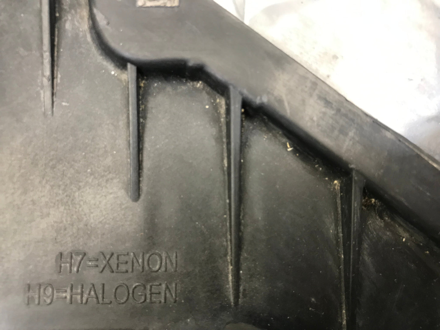 Volkswagen Touareg 2006 Headlight Front Right OEM: 7L6941016BK ( LHD )   ( with defect )