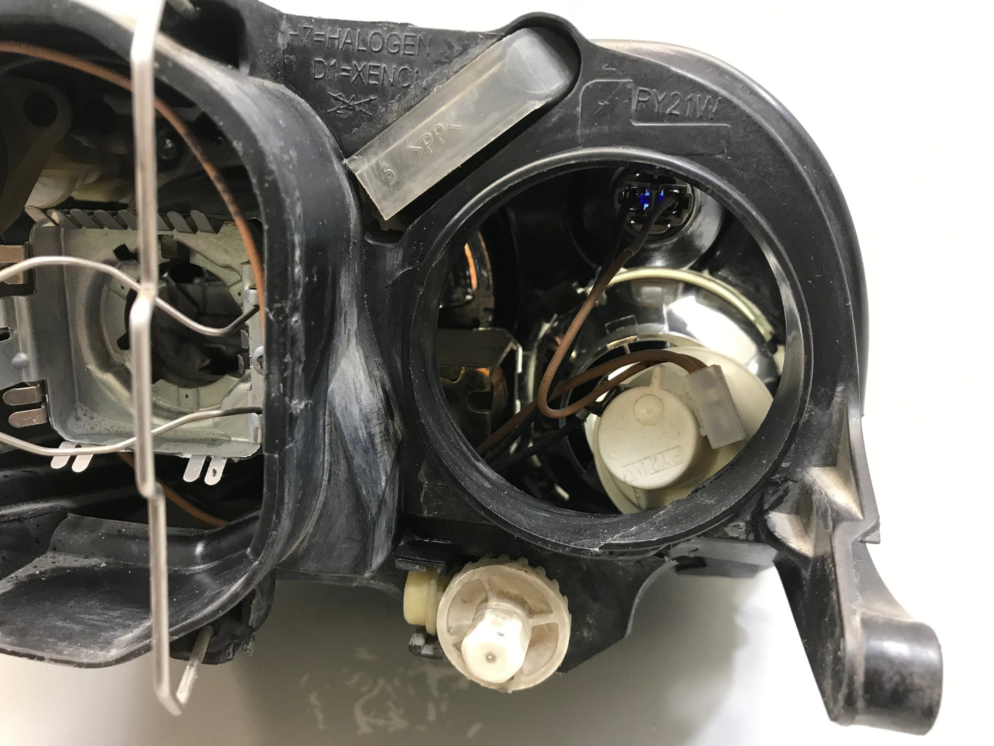 Volkswagen Touareg 2006 Headlight Front Right OEM: 7L6941016BK ( LHD )   ( with defect )