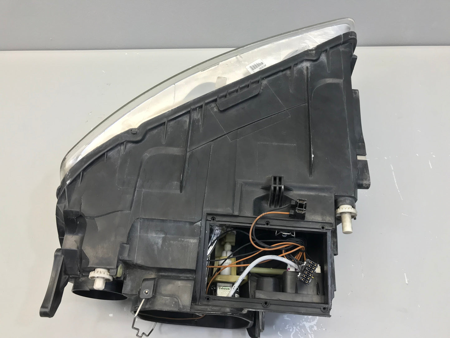 Volkswagen Touareg 2006 Headlight Front Right OEM: 7L6941016BK ( LHD )   ( with defect )