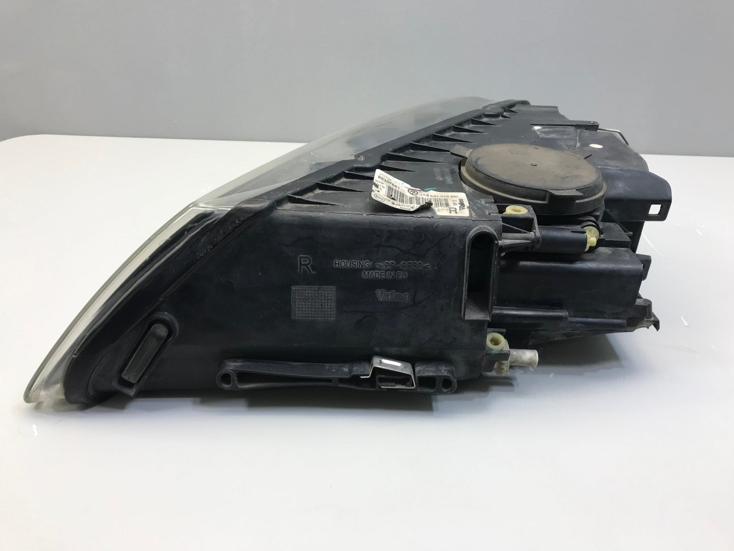 Volkswagen Touareg 2006 Headlight Front Right OEM: 7L6941016BK ( LHD )   ( with defect )