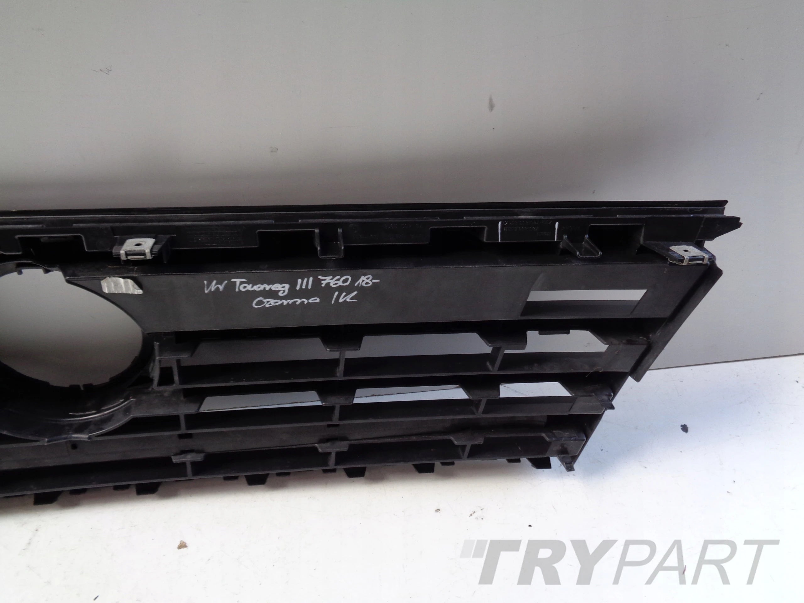 VW TOUAREG III 760 18- BLACK RADIATOR GRILLE