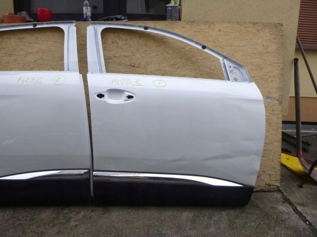 PEUGEOT 5008 16- Front Right Door Rear