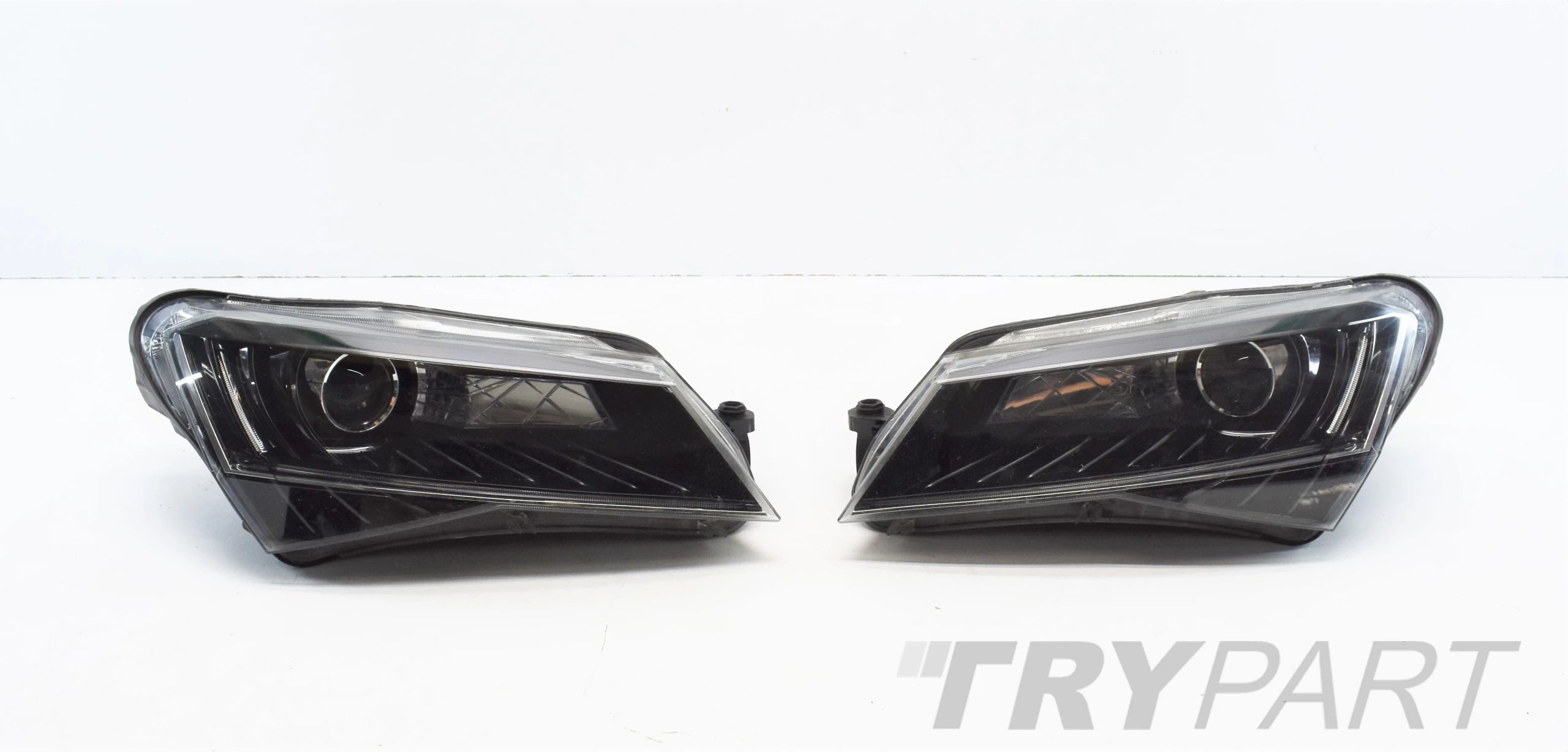 SKODA SUPERB III 3V LEFT HEADLIGHT XENON EU ORG!