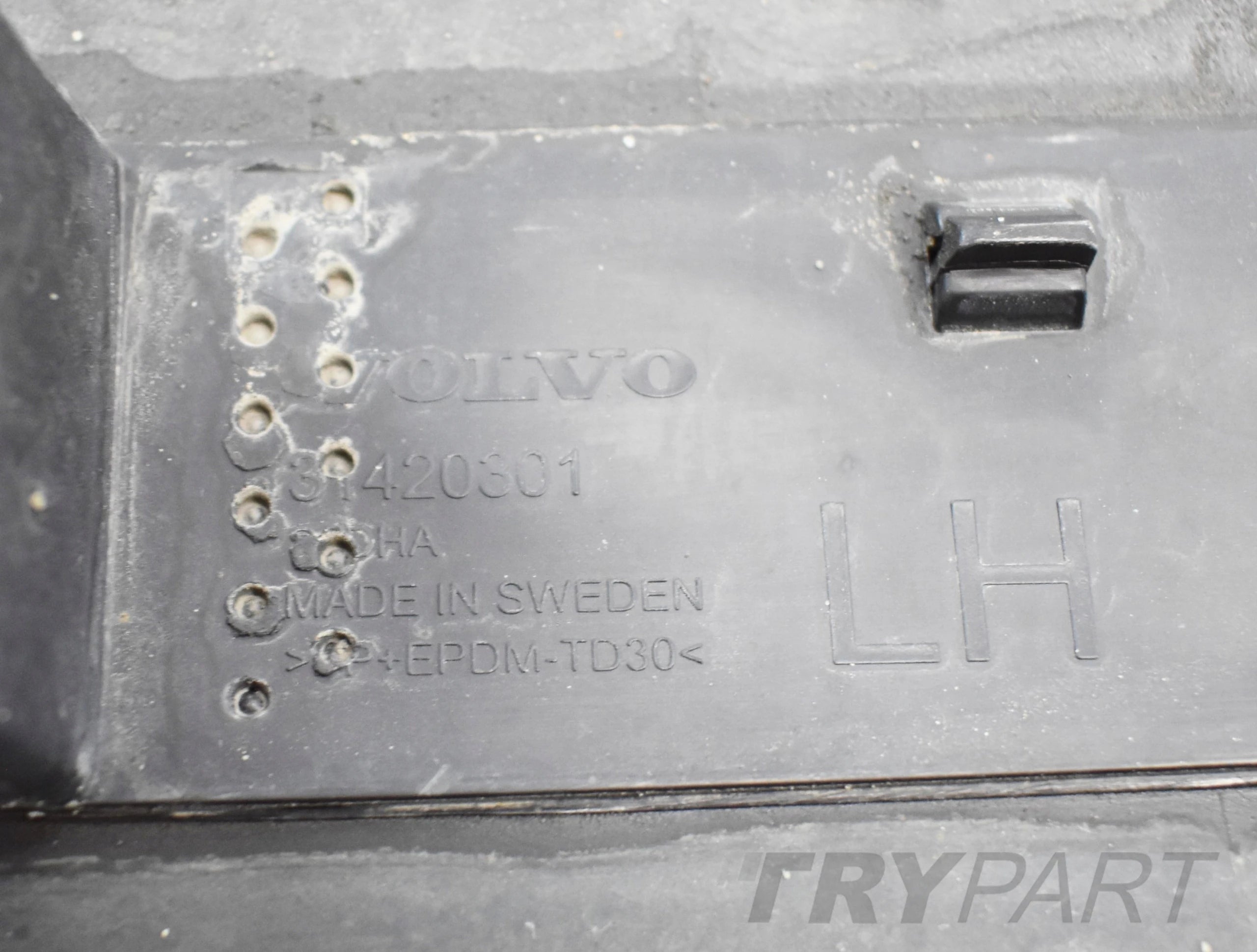 VOLVO V90 II LEFT SILL COVER ORG