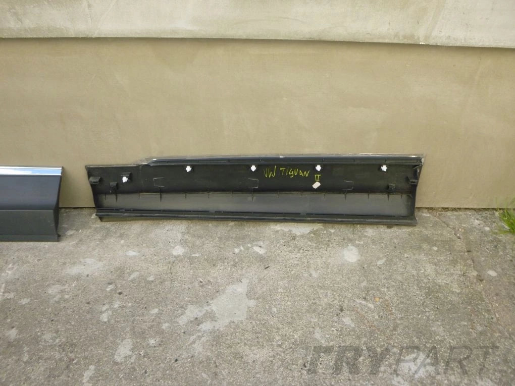VW TIGUAN II 2 5NA 2015- Right Door Trim Strip