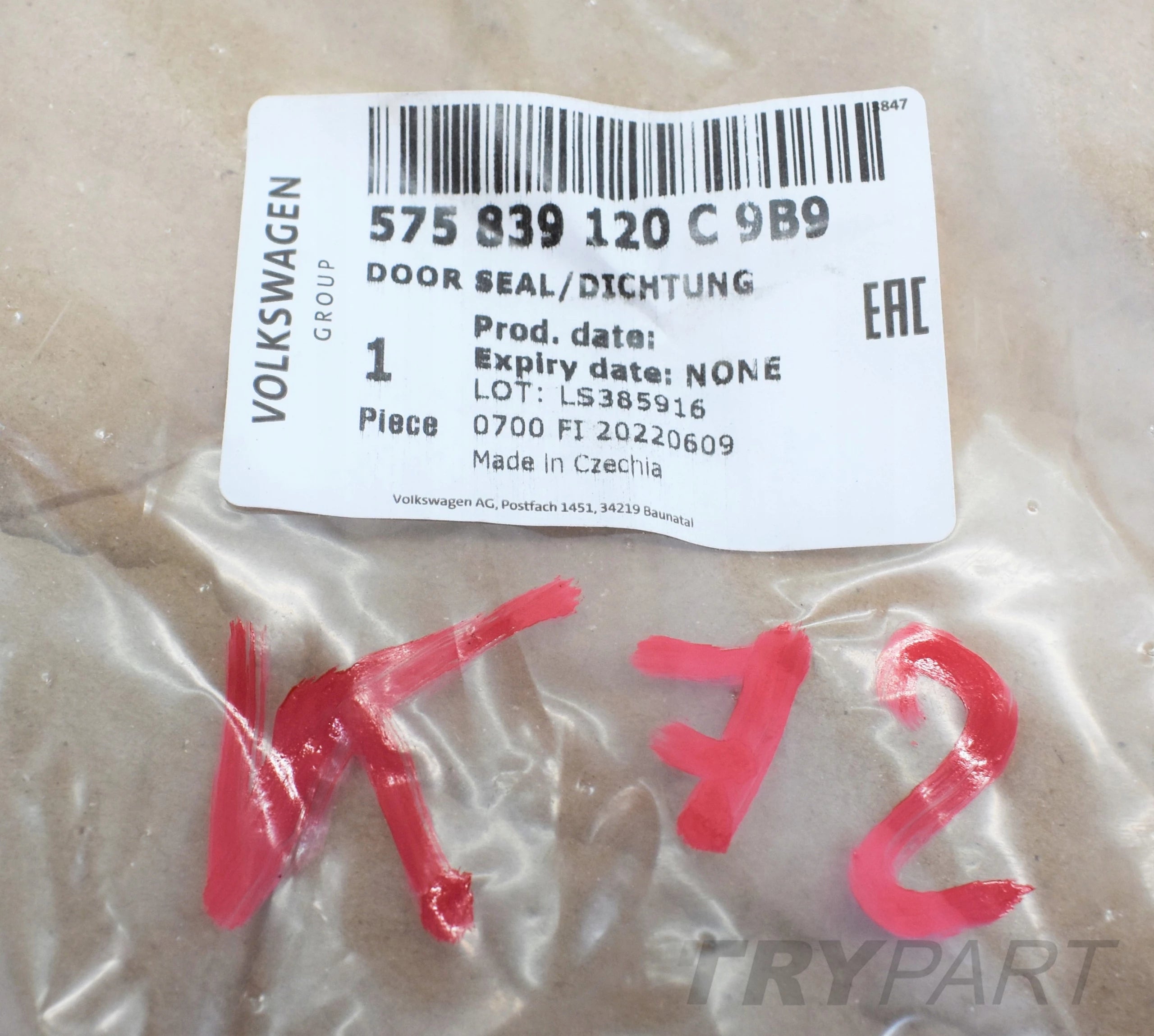 SKODA KAROQ 575 RIGHT REAR DOOR SILL SEAL