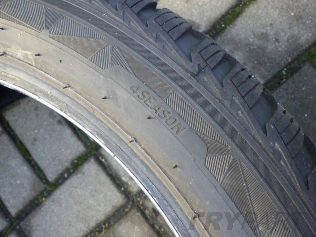 KUMHO SOLUS 4S HA32 225 45 R19 All-Season Tire