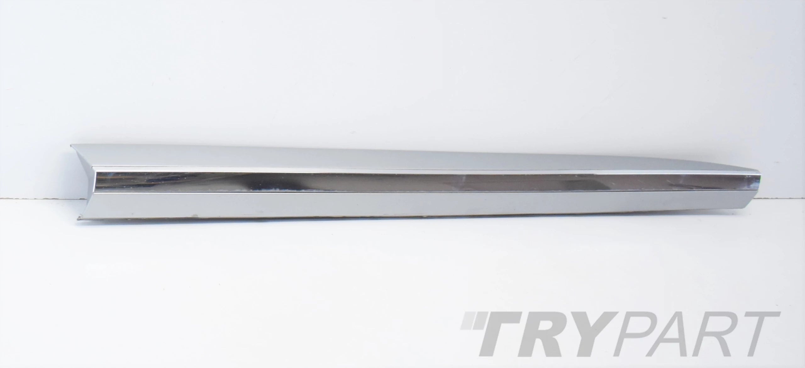 VW ARTEON 3G8 RIGHT FRONT DOOR TRIM CHROME ORG