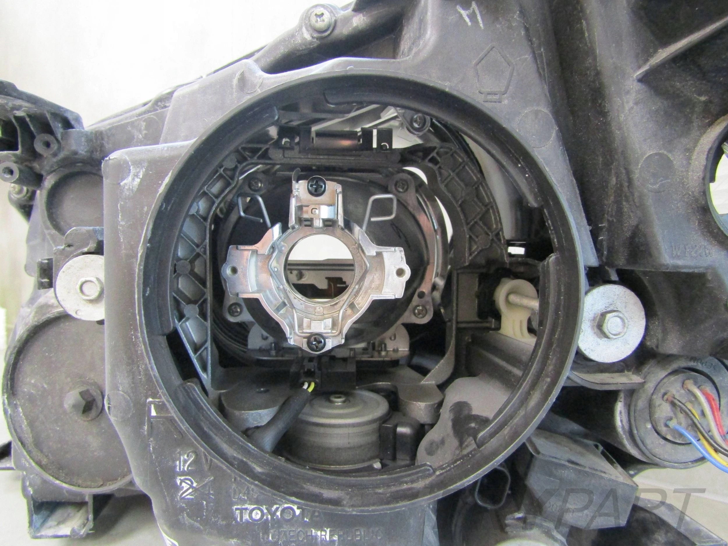 HEADLIGHT TOYOTA AVENSIS T27 LIFT 11-15 XENON SWIVEL RH 10000-17687